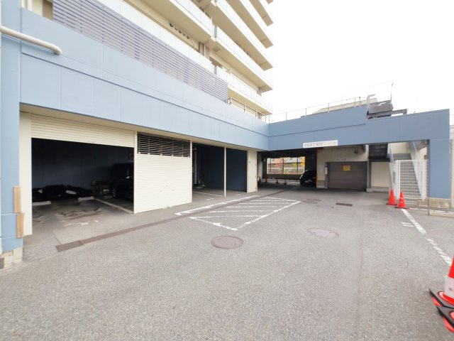 ■【Common　area　-　Parking　lot】こちらは駐車場になります。