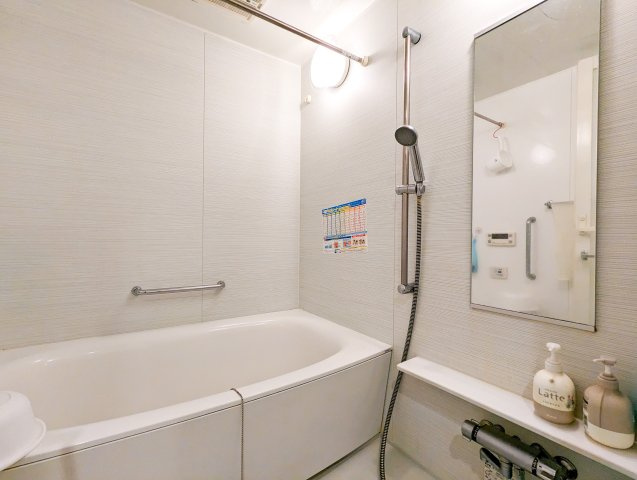 1日の疲れを癒す広々としたバスルーム。浴室乾燥機が備わり、雨の日のお洗濯もストレスフリー。　※家具・家電・小物などは含まれません。