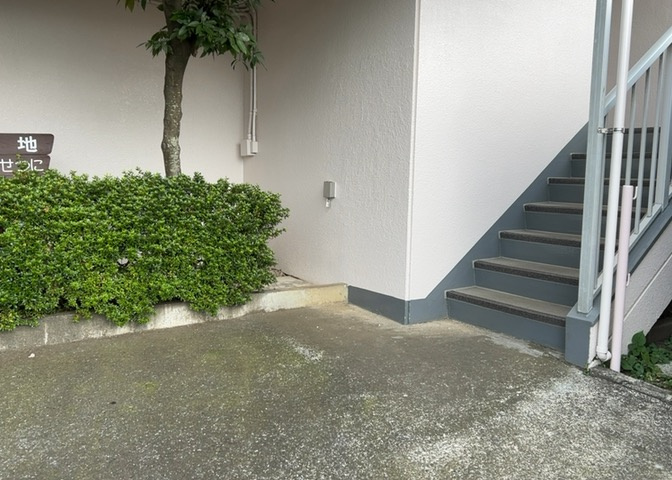 中庭（パティオ）とは、一つの建築物の内部に設けられた、壁などで囲われている庭のことを指します。コの字型、ロの字型が主流ですが、L字型の中庭もあります。最近では、インテリア性の高さからも人気があります。