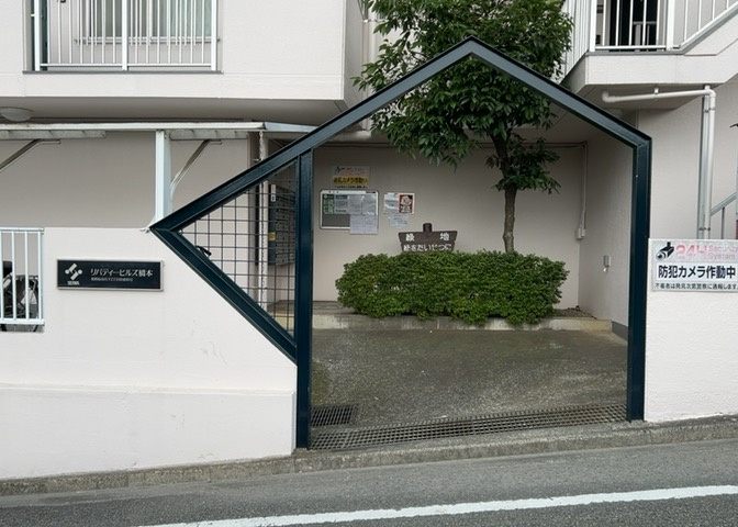受付はマンションコンシェルジュがいる場合もあれば、管理人が滞在する小部屋を総称して呼ぶことがあります。主にエントランスに設置されていることから、防犯面でも期待ができます。防犯設備がない場合はより安心！
