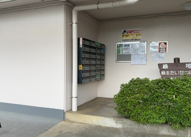 エントランス付近に設置されている集合ポストは、住んでいる部屋と離れているため、ポストをあさるなど誰かに何かされていても被害に気づきにくいです。入居する時には他人に特定されにくい番号で鍵をかけましょう！