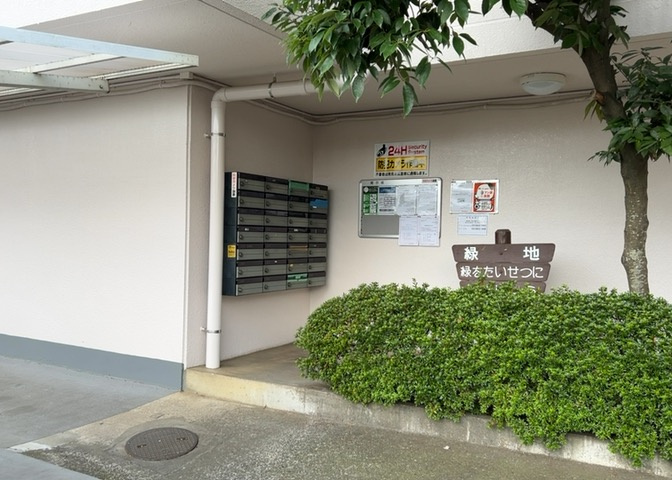ロビーというと、エントランスと何がちがうの？と思いますよね。実はロビーとエントランスには明確な決まりはありません。物件によっては、エントランスを入って広がるある程度の広さのある空間がロビーとなります。
