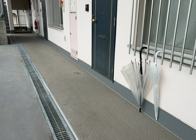 室内の防犯設備もチェックしましょう！モニター付きインターホンが設置されているか、防犯シャッターが設備されているか、ベランダに人が上がってきにくい高さかなどチェックしておくと入居後も安心できるでしょう。