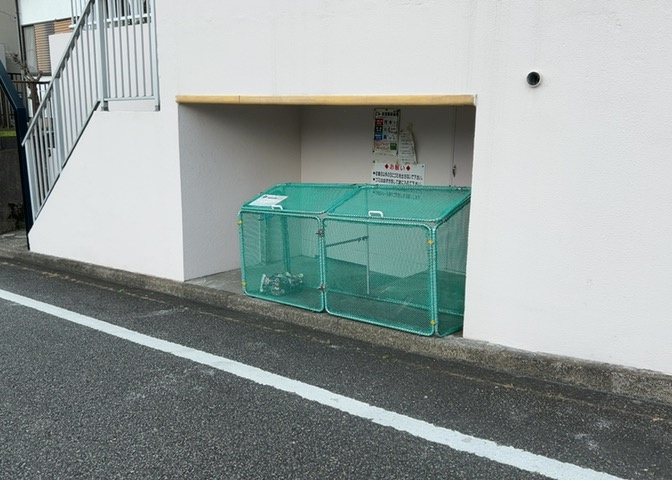 共有部分は、住民なら誰もが使える設備のこと。例えば駐車場やエレベーター、インターネット設備、セキュリティ設備などがあります。他にも、マンションの廊下・外部階段やエントランス・ゴミ置き場などがあります。