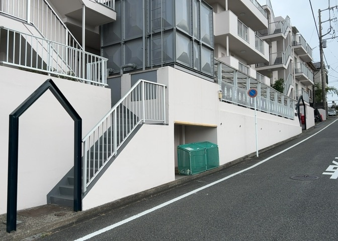 道幅が広い場所は日当たりや風通が良好です。幅が広いのですれ違いも可能ですし大きな車でも駐車可能！一方で、大型車が通ることも多くなるため交通量の増加により騒音に繋がります。また土地の値段が高くなります。