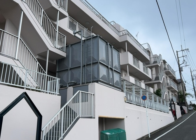 ＲＣ造、Reinforced　Concreteは直訳すると補強されたコンクリートです。主に柱や梁・床・壁が鉄筋とコンクリートで構成おり、鉄筋を組んだ型枠にコンクリートを流し込んで固めたものを指します。
