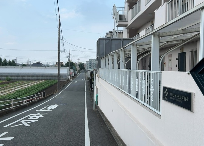 眺望を気にして物件を探す場合、前面に建物が建っていないか現地で確認しましょう！前面に建物があると景色はもちろん、日当たりや風通しにも影響が出てきます。住んだ時のことを想像しながら現地見学をしましょう。