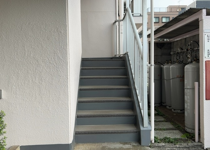 共有部分は、住民なら誰もが使える設備のこと。例えば駐車場やエレベーター、インターネット設備、セキュリティ設備などがあります。他にも、マンションの廊下・外部階段やエントランス・ゴミ置き場などがあります。