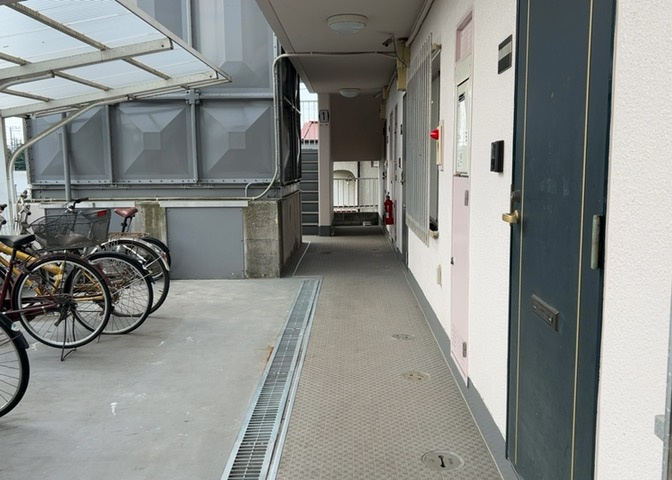 共用部分は、一棟の建物に住む区分所有者全員が共同で所有するとし、共用部分の管理、補修などは、区分所有者で形成される管理組合が行います。個人の判断で勝手に変更することはできませんので覚えておきましょう。