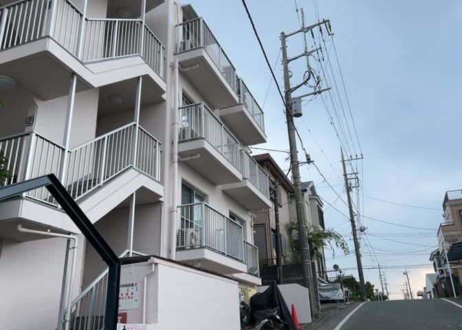 一般的なバルコニーは、奥行1.5ｍ程ですが、ワイルドバルコニーは2ｍまで広がっています。そのため洗濯物の間隔をあけ干すことができ、乾きやすいというメリットや、ガーデニングが楽しめる等の特徴があります。