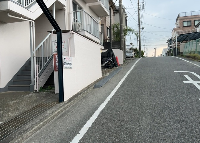 駐車場と明記されていても、最小スペースでつくられた駐車場だと大型車は駐車できなかったり、出入りしにくくなったりする可能性があります。お車のサイズと購入したい物件の駐車場のサイズを現地で確認しましょう。
