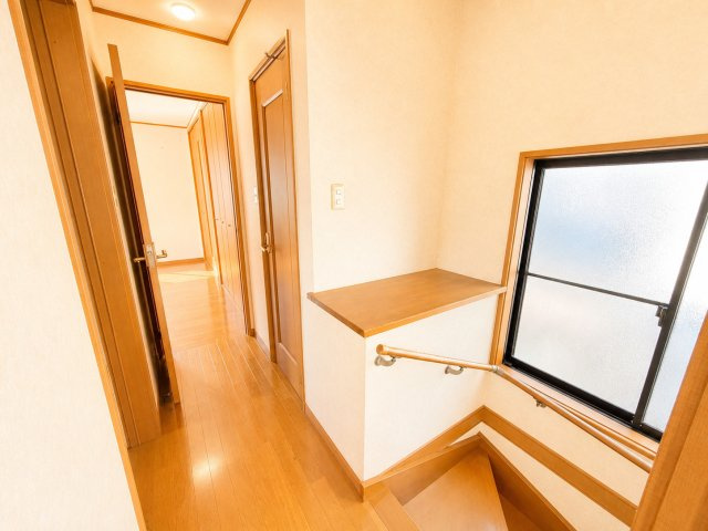 2階ホールは各居室へアクセスしやすい動線が確保されています。窓から自然光が差し込み、明るく開放的な空間となっています。階段には手すりも設置されているため、日々の昇り降りも安心です。