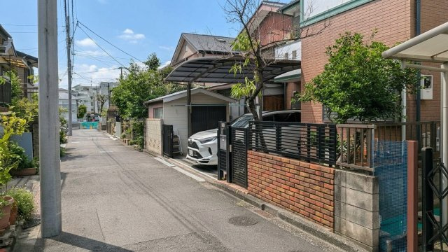 南からの陽光が降り注ぎ、鳥の声で目覚める。　世田谷の静けさと品格が、家族の絆を深く育む。
