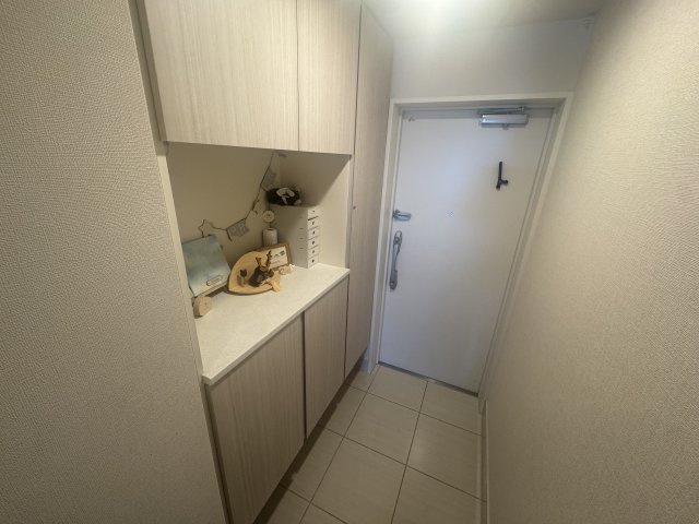 コの字型の下駄箱で収納豊富です。鍵置きや写真なども飾れるスペースもございます♪