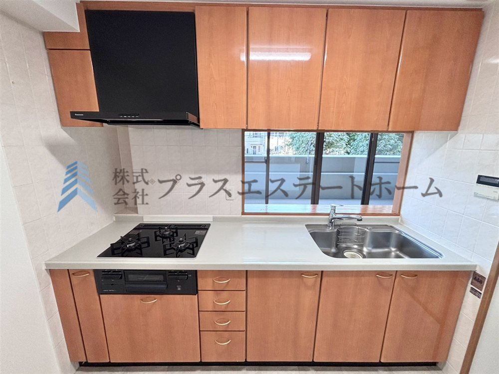対面カウンターで、家族とコミュニケーションを取りながら料理ができるキッチンです♪