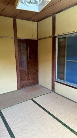 落ち着いた雰囲気の和室。レトロな収納棚が備わっています。