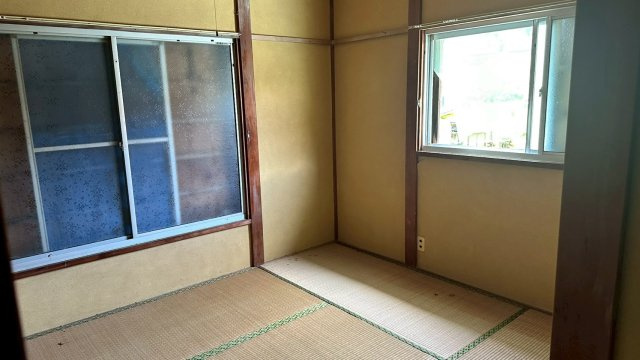 2面に窓を配置。風通しと自然光を取り込める室内環境で