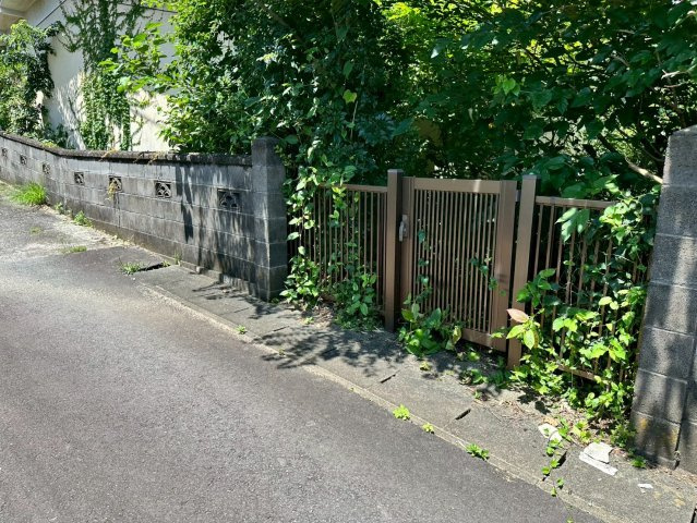 門扉付きのアプローチ。緑を整えて自分好みの玄関まわりに。