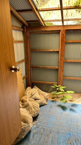 屋根付きの屋外スペース。DIY工具や資材の保管に便利。