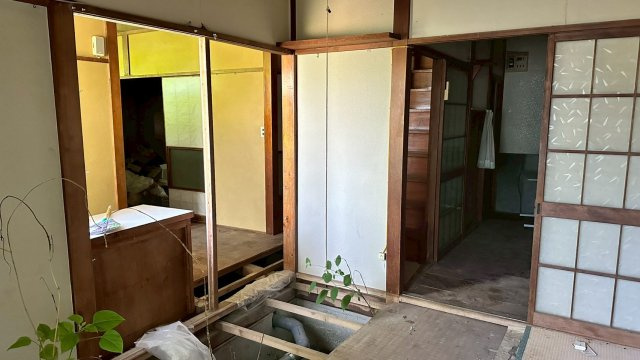 床の一部が開口されており、配管確認やDIY改修がスムーズ。