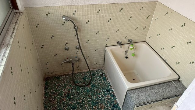 レトロなタイル張りの浴室。自分好みに改修も可能です。
