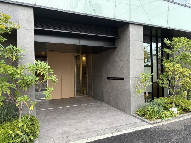 エントランスにオートロックシステムを採用。防犯性に優れております。
