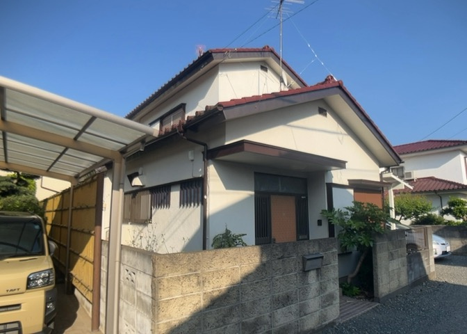 土地の形が極端に長細かったり、狭小地、あるいは道路との高低差がある傾斜地だった場合、後々売ろうとしても買い手がつかない場合もあります。後々、売却することになった時に価値の下がらない土地を選びましょう。