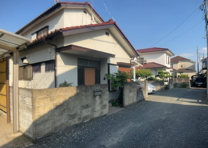 土地の面積＝住宅面積ではありません。建ぺい率の問題などで、土地のある場所によって住宅を建てられる面積は限られています。高さもしかり、「土地」という言葉の中には、建築条件も含まれると考えておきましょう。