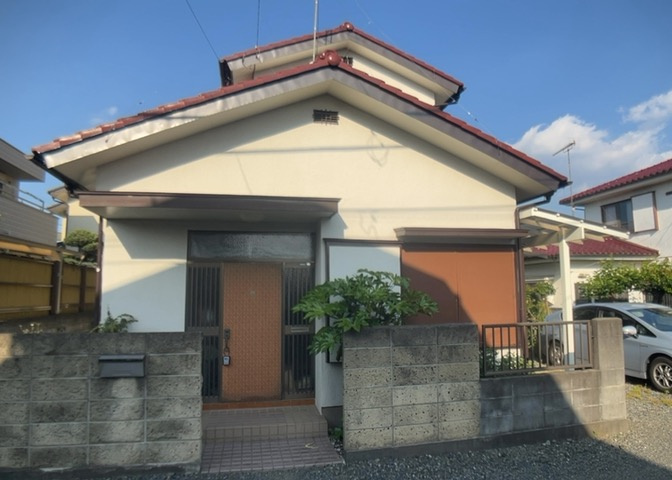家を建てる場合、方位は要チェックです。現実的に日当たりのよい家ならばリビングは南側、建築基準法でも北側に当たる家への配慮は求められています。土地を見学に行く際は、方位磁針を持って行くようにしましょう。