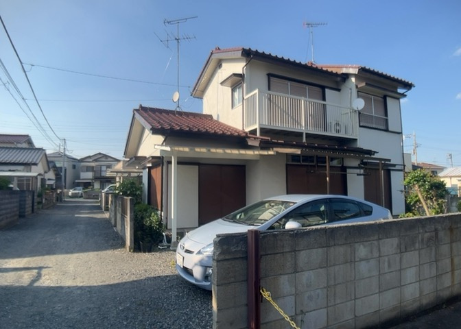 土地の前の道路に消火栓が設置されていることがあります。この場合、道路交通法第45条第1項により、駐車禁止の場所が指定されています。そのため、車庫などの駐車スペースをつくることができない場合があります。