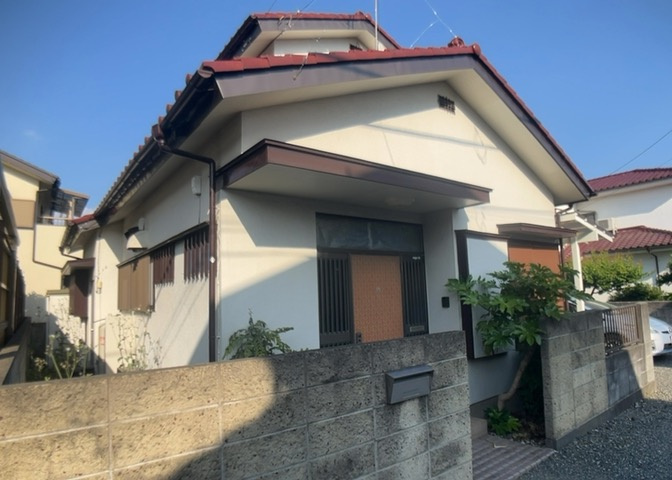 現地に行くなら、物件の周囲の地形がどうなっているかを見ることも大切です。周辺より低くなっている土地では、大雨などで水が集まりやすいため、地盤が弱くなっているということも考えられるため、注意が必要です。