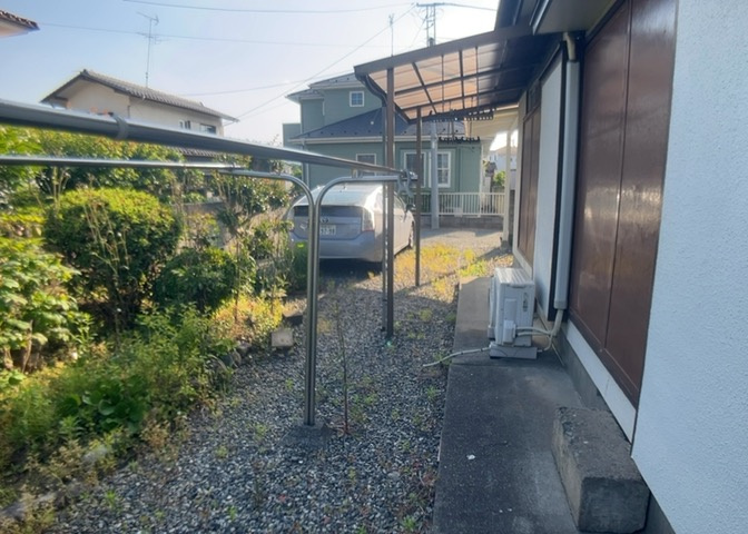 土地購入を検討されている場合、境界杭がない状態で購入してしまうと境界確定測量をする必要があり、費用がかかります。購入の前に、売主、隣土地所有者立ち合いのもと境界を確定し境界杭を設置するのがベストです。