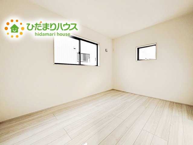 壁紙はシンプルで清潔なホワイトで統一しています。朝の光をたっぷり浴びながら一日をスタート！目覚めは明るくあたたかな場所で。