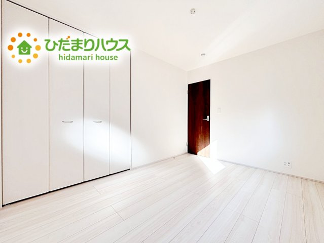 ゆとりのあるクローゼットが付いているので、お部屋もスッキリ片付き、朝の身支度もスムーズにできます。バルコニーと繋がるお部屋ですのでお布団などの大きな洗濯物もそのまま干して便利♪
