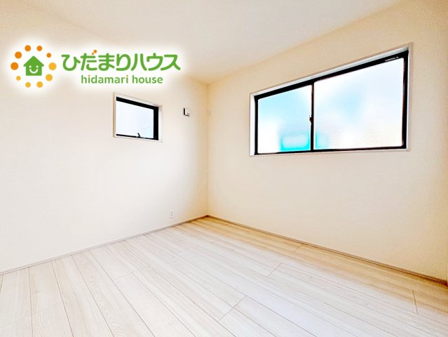 お子様の成長に合わせて、自由に模様替えできるように考えた、シンプルな洋室。