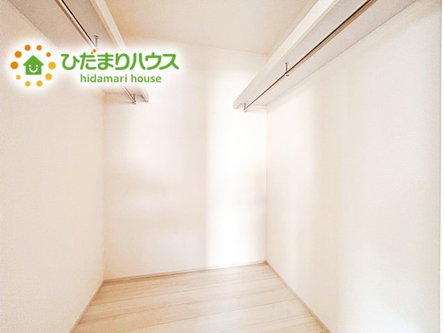 衣類だけでなく、キャリーバッグや衣類ボックスの収納も容易となる大型サイズで設計されたウォークインクローゼット。