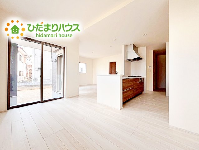 リビング・ダイニングは白を基調としたシンプルな空間。　雑貨やこだわりの家具など、レイアウトも自由に楽しめます！