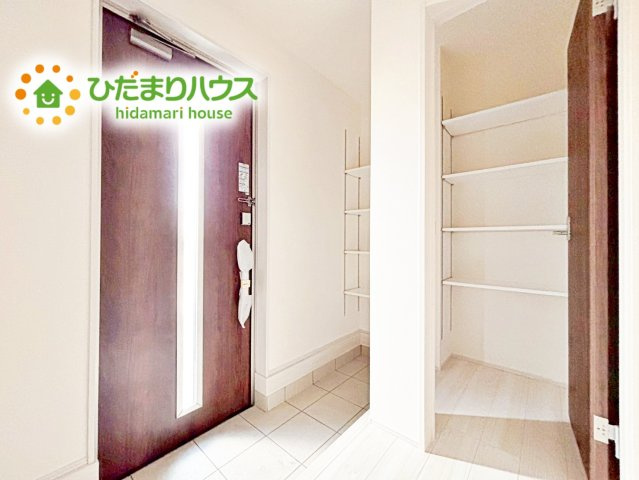 スニーカーマニアも納得の天井まであるシューズボックス!(^^)!