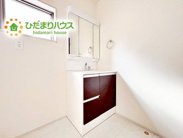 大きな三面鏡の独立洗面。鏡の後ろは収納となっているのでスッキリと整理できます！