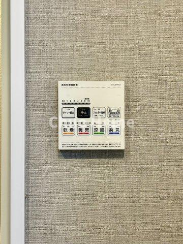 【浴室乾燥機】暖房・冷風・換気・乾燥が可能です。毎日を快適に過ごせるうれしい機能が揃っています。雨の日の洗濯物も安心です。