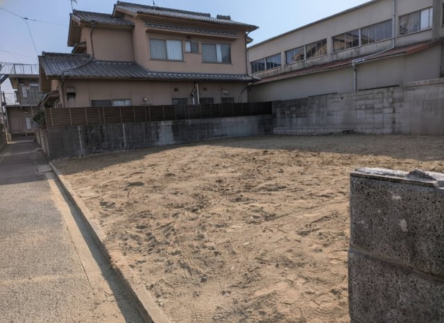 隣接建物との距離が確保されており、敷地全体にゆとりを感じられる圧迫感の少ない環境。周囲は住宅が建ち並ぶ落ち着いた街並みで住環境が安定。小学校・中学校が近く通学面でも安心。日々の買い物や生活動線も良好。