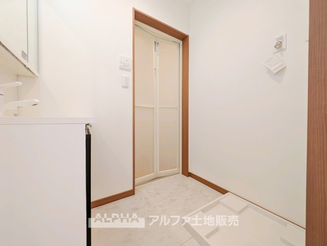 【Laundry　space】　◆ランドリースペース◆洗濯から乾燥までを効率よくこなせる家事空間。浴室換気乾燥機を備えており、外干しが難しい日でも快適に洗濯物を乾かせます。