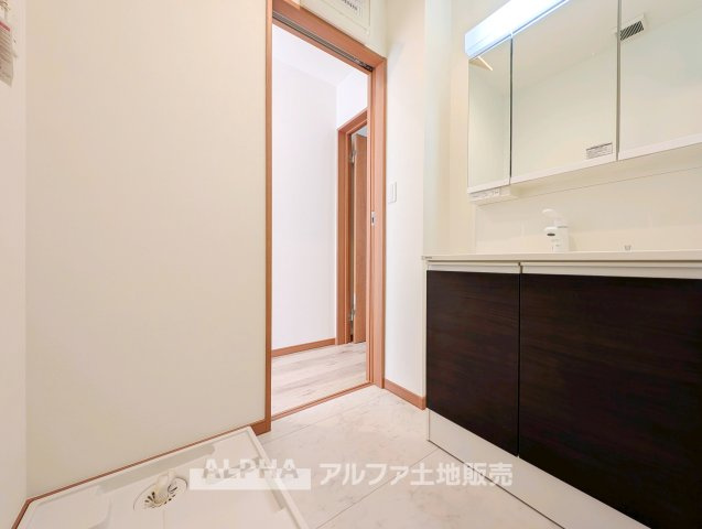 【Powder　room】　◆独立洗面台◆身支度がはかどる独立洗面台を採用。鏡まわりや下部収納を活用することで、日用品を整理しやすく清潔感のある空間を保てます。