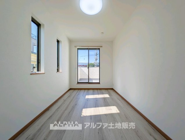 【multi　room】　◆多用途に使える一室◆収納やワークスペースとしても活用できる洋室。家族構成やライフスタイルに合わせて柔軟に使える空間です。