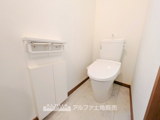 【Warm　water　flush　toilet】　◆温水洗浄便座付きトイレ◆お掃除も楽々。快適に過ごすためには今や欠かせない設備の一つです。リモコンで使いやすくいつでも清潔に保てます。