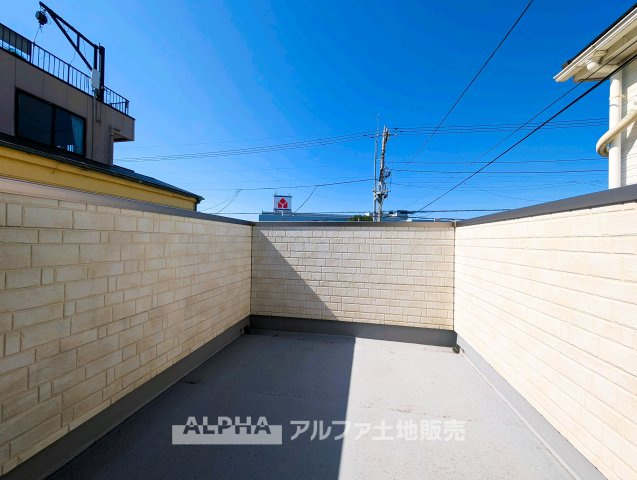 【Sky　Terrace】　◆日常に開放感を◆外へ視線が抜けるバルコニーは、室内に明るさを届けるだけでなく、ちょっとしたリフレッシュ空間としても活躍します。