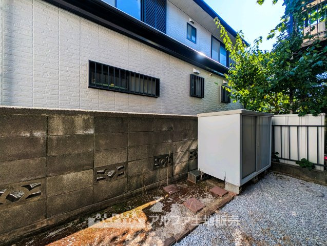 【Garden】　◆庭◆住まいに心地よい開放感を添える庭スペース。お子さまの遊び場や愛犬との時間、休日のティータイムなど、暮らしの楽しみが自然と広がる場所です。