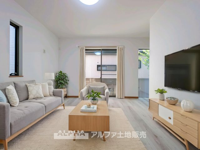 【Family　Living】　◆家族が集うリビング◆　食事のあとも自然と会話が弾み、テレビを囲んでくつろぐ時間を楽しめるリビング。※家具等はCGによるイメージです。家具小物は販売価格に含まれません。
