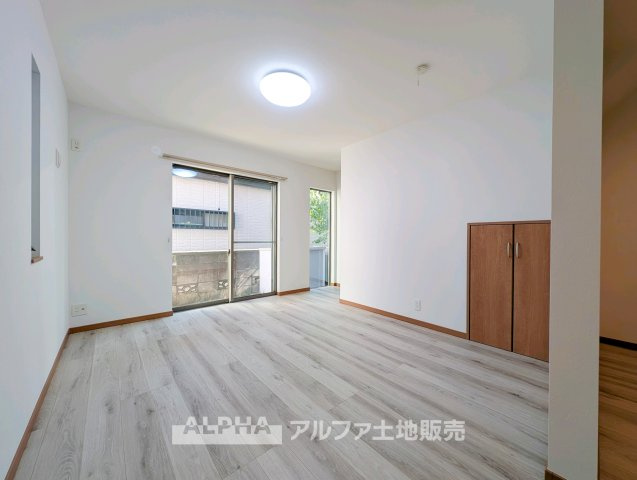 【Weekend　Living】　◆休日も心地よく◆　家族で映画を楽しんだり、ゆっくりコーヒーを味わったり。何気ない休日の時間を豊かにしてくれるリビングです。