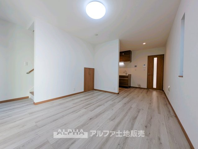 【Flexible　Space】　◆暮らしに寄り添う◆　食事や団らん、テレワークやお子様の勉強スペースなど、多彩な用途に対応するリビング。ライフスタイルに合わせて活用できます。
